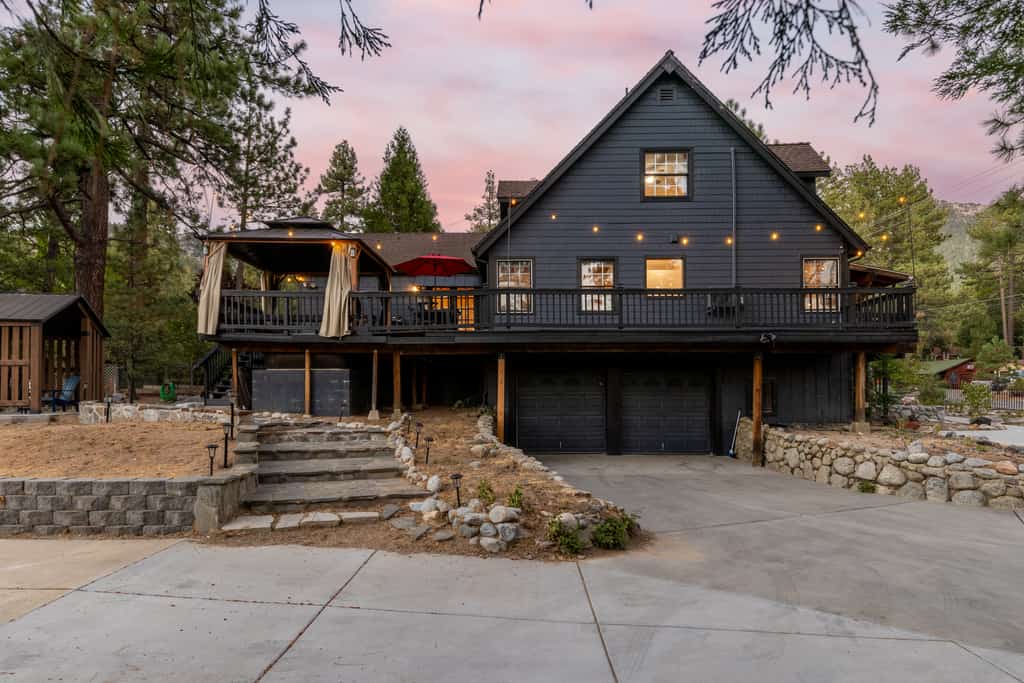 Lundquist House | Luxury 4BR | Wraparound Deck & Hot Tub | Antler Chandelier | Idyllwild
