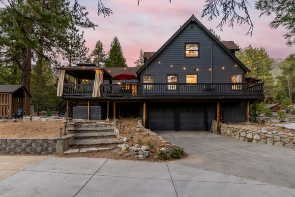 Lundquist House | Luxury 4BR | Wraparound Deck & Hot Tub | Antler Chandelier | Idyllwild