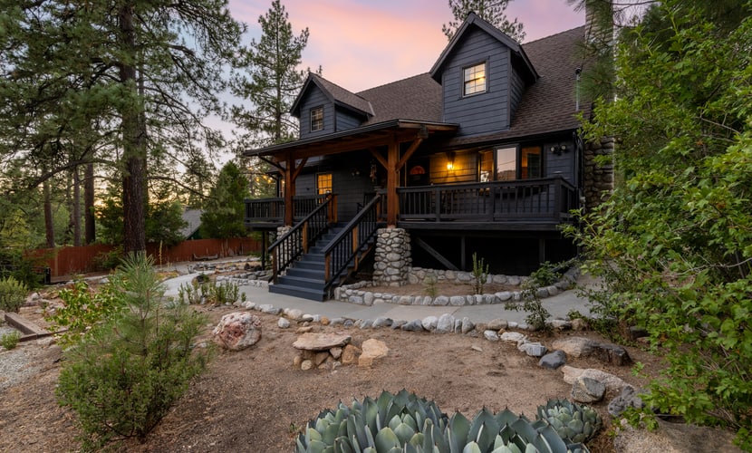 Lundquist House | Luxury 4BR | Wraparound Deck & Hot Tub | Antler Chandelier | Idyllwild