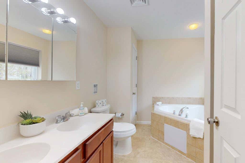 Pocono Home with Hot Tub, EV Charge, Pool & Tennis