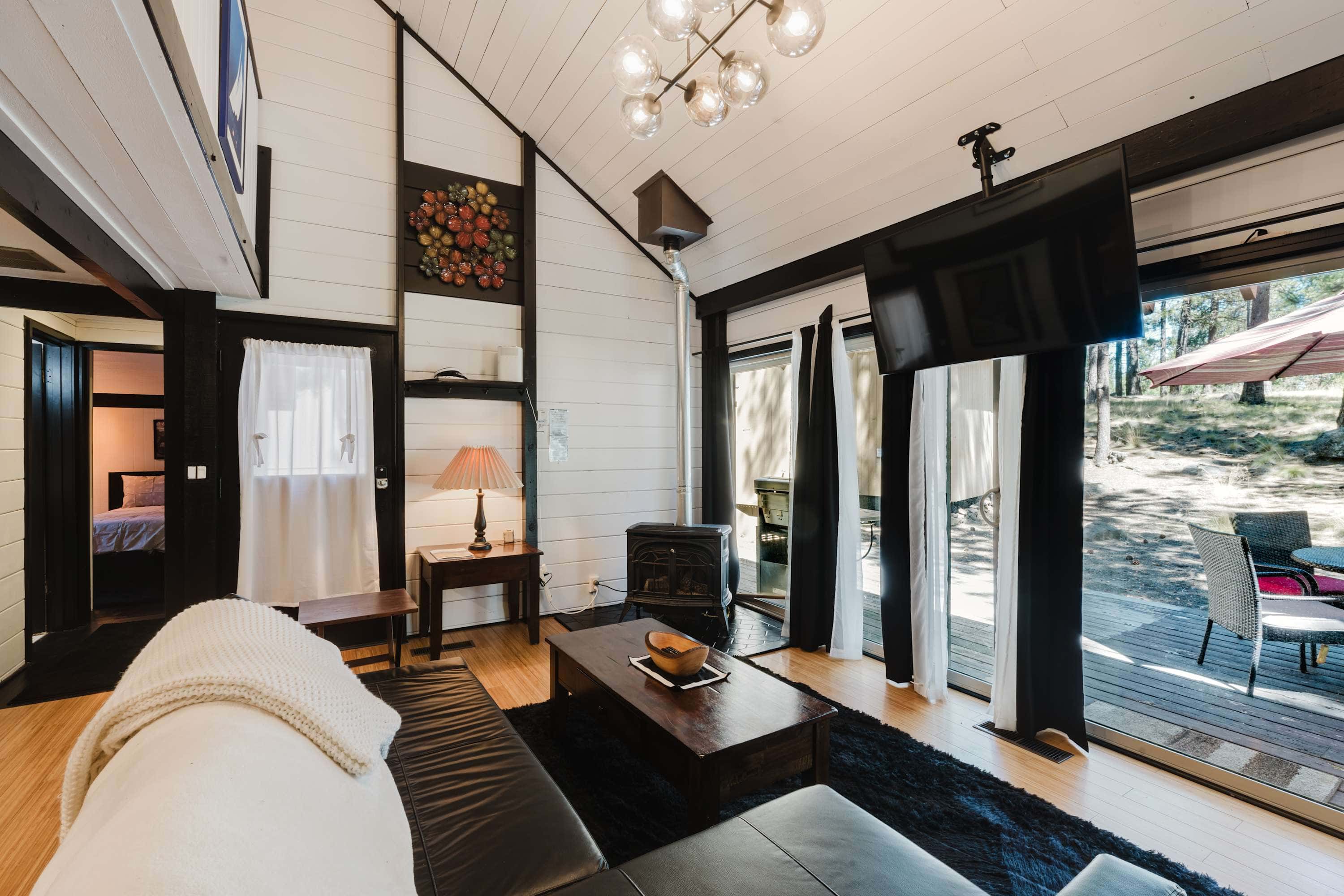 Cozy Sunriver Retreat - SHARC Passes, Bike and BBQ