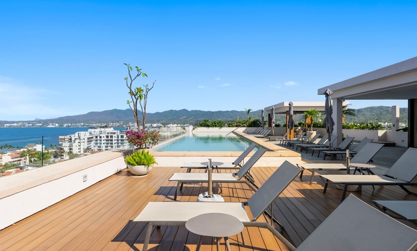 Luxury 2BR Lock-Off | Rooftop Pool | Golden Zone