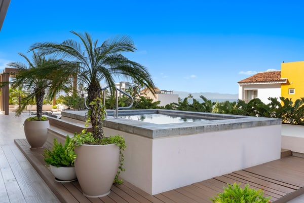 Luxury 2BR Lock-Off | Rooftop Pool | Golden Zone