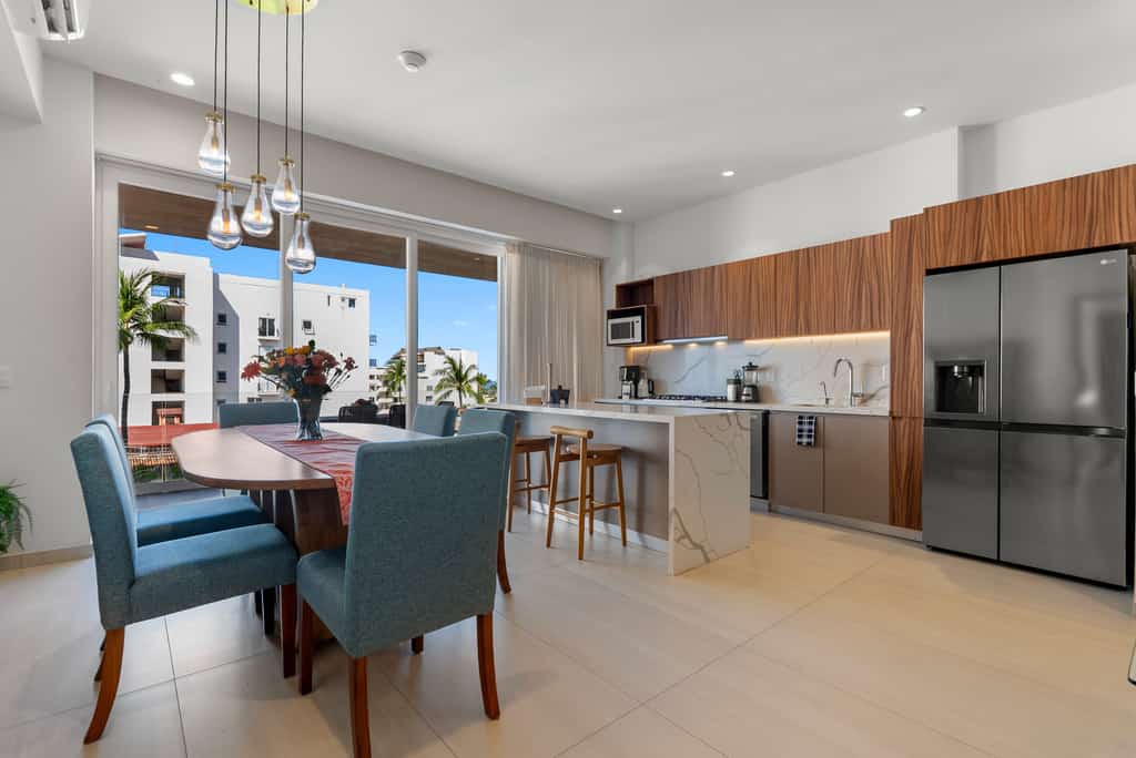 Luxury 2BR Lock-Off | Rooftop Pool | Golden Zone