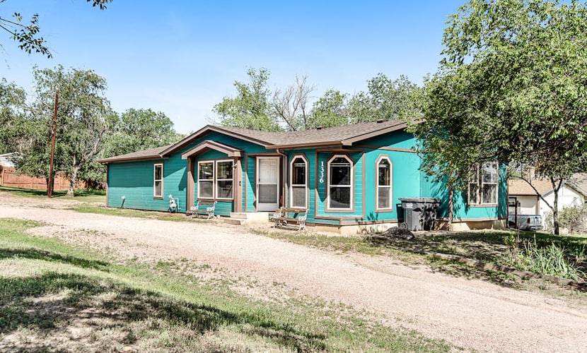 Experience the beauty of the Rockies at this charming 3 bedroom home in Colorado Springs. Perfectly positioned for adventure, you are just minutes away from the iconic Garden of the Gods and Pikes Peak. Relax in style with modern amenities including air conditioning, fast wifi, and a fully equipped kitchen. Whether you are planning a family hike or a quiet evening on the private patio watching the sunset, this welcoming mountain retreat offers the ultimate base for your Colorado getaway.