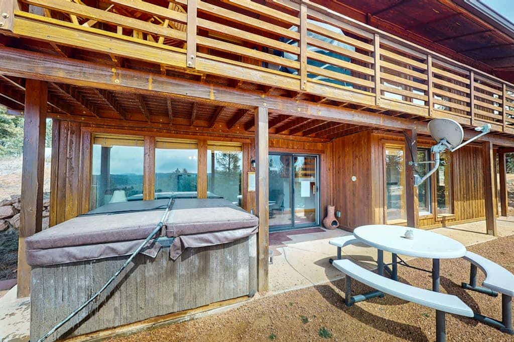 Escape to The Mountain Artist Retreat, a serene 3-bedroom home nestled in the pines of Florissant. Perfect for families, this rustic getaway features a spacious deck with a grill and a private hot tub for stargazing. Enjoy a fully equipped kitchen and cozy mountain views throughout. You are ideally located near the Colorado Wolf and Wildlife Center, Cripple Creek, and scenic hiking trails. Experience the perfect blend of comfort and outdoor adventure in this quiet Pikes Peak area retreat.
