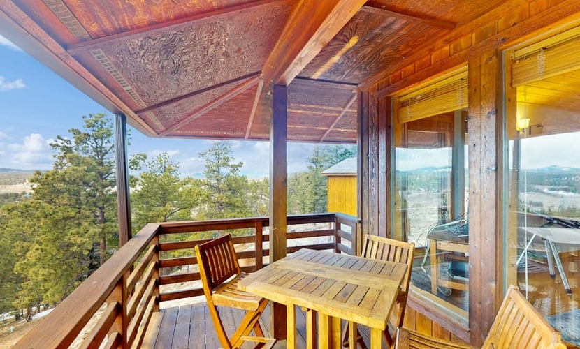 Escape to The Mountain Artist Retreat, a serene 3-bedroom home nestled in the pines of Florissant. Perfect for families, this rustic getaway features a spacious deck with a grill and a private hot tub for stargazing. Enjoy a fully equipped kitchen and cozy mountain views throughout. You are ideally located near the Colorado Wolf and Wildlife Center, Cripple Creek, and scenic hiking trails. Experience the perfect blend of comfort and outdoor adventure in this quiet Pikes Peak area retreat.
