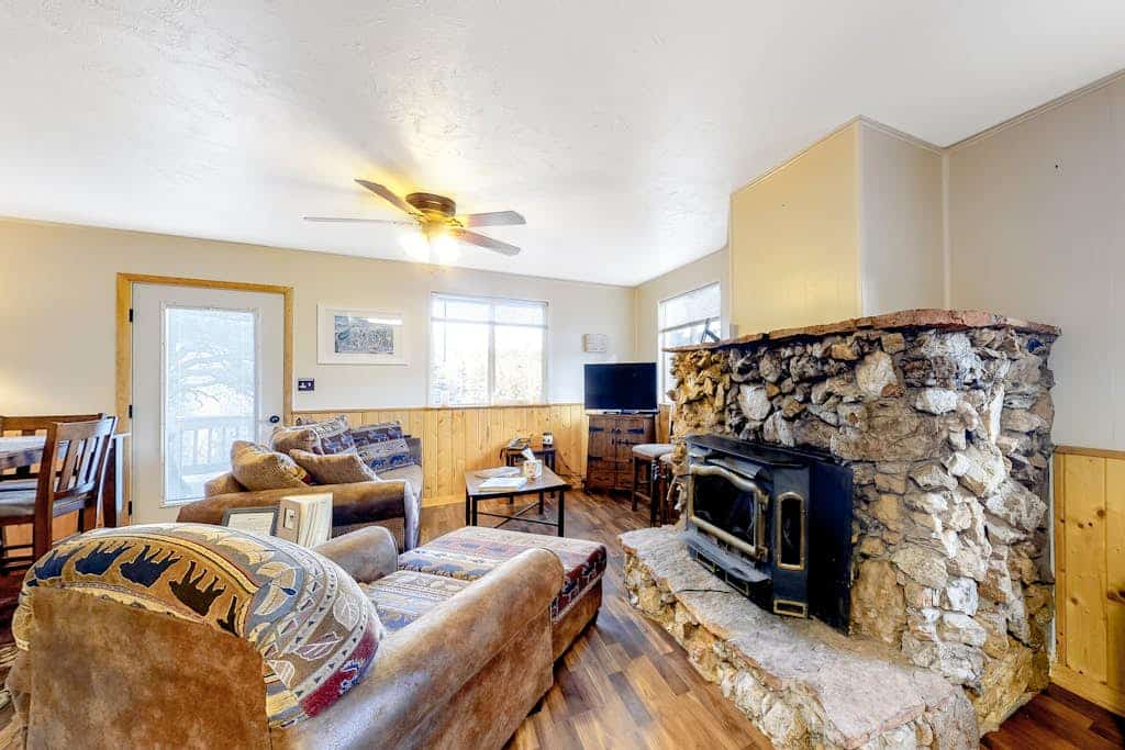Escape to JKs Getaway, a serene two bedroom cabin in Divide, Colorado, offering mountain views and seclusion. This cozy retreat features a kitchen, indoor fireplace, and patio with a grill. Explore nearby reservoirs, hike at Mueller State Park, or visit Pikes Peak. With high speed internet and home comforts, it is the ideal base for your mountain adventure. Experience peace and nature in this quiet wilderness escape.