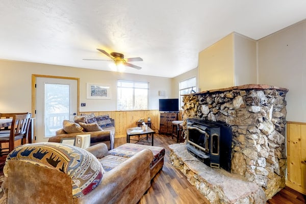 Escape to JKs Getaway, a serene two bedroom cabin in Divide, Colorado, offering mountain views and seclusion. This cozy retreat features a kitchen, indoor fireplace, and patio with a grill. Explore nearby reservoirs, hike at Mueller State Park, or visit Pikes Peak. With high speed internet and home comforts, it is the ideal base for your mountain adventure. Experience peace and nature in this quiet wilderness escape.