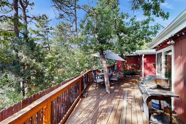 Experience the charm of Colorado Springs at Little Lazy Bear Retreat, a cozy 3 bedroom cottage perfect for families and pets. Enjoy a gourmet kitchen, stylish living spaces, and a spacious deck for relaxing evenings. Located just blocks from the Stratton Open Space and Reservoir Trailhead, this peaceful getaway keeps you close to Pikes Peak and Garden of the Gods. Whether you are seeking outdoor adventure or a quiet mountain escape, this dog friendly home offers the ideal base for your next Colorado vacation.