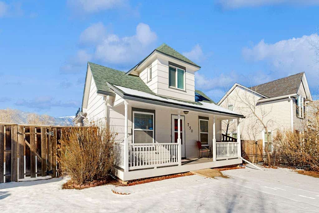 Experience the perfect Colorado getaway at Sunflower Way, a charming 4-bedroom home in the heart of Colorado Springs. This dog-friendly retreat features stunning mountain views, a cozy gas fireplace, and a spacious yard for your pets. Perfectly positioned for adventure, you are minutes away from Garden of the Gods, Pikes Peak, and Bear Creek Dog Park. Enjoy modern comforts like a fully equipped kitchen, private laundry, and a scenic balcony, making this the ideal base for families and outdoor enthusiasts.