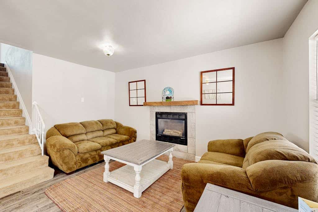 Experience the perfect Colorado getaway at Sunflower Way, a charming 4-bedroom home in the heart of Colorado Springs. This dog-friendly retreat features stunning mountain views, a cozy gas fireplace, and a spacious yard for your pets. Perfectly positioned for adventure, you are minutes away from Garden of the Gods, Pikes Peak, and Bear Creek Dog Park. Enjoy modern comforts like a fully equipped kitchen, private laundry, and a scenic balcony, making this the ideal base for families and outdoor enthusiasts.
