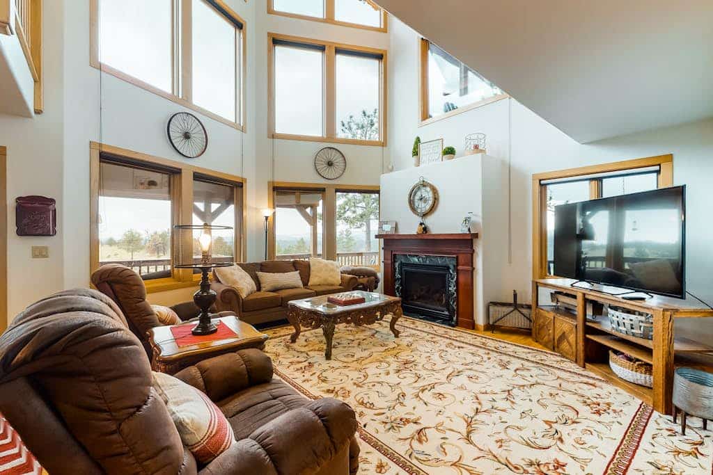 Escape to Skyline Ridge, a stunning 3-bedroom mountain retreat in Florissant. This secluded home features floor-to-ceiling windows with breathtaking views, a cozy fireplace, and a fully equipped kitchen. Enjoy outdoor living with a spacious yard and grill, or explore nearby Pikes Peak and Florissant Fossil Beds. With high-speed internet, a game room, and kid-friendly amenities, this peaceful oasis is the perfect basecamp for family adventures, gold mine tours, and scenic hikes just forty miles from Colorado Springs.