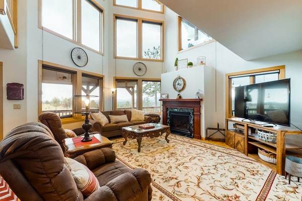 Escape to Skyline Ridge, a stunning 3-bedroom mountain retreat in Florissant. This secluded home features floor-to-ceiling windows with breathtaking views, a cozy fireplace, and a fully equipped kitchen. Enjoy outdoor living with a spacious yard and grill, or explore nearby Pikes Peak and Florissant Fossil Beds. With high-speed internet, a game room, and kid-friendly amenities, this peaceful oasis is the perfect basecamp for family adventures, gold mine tours, and scenic hikes just forty miles from Colorado Springs.