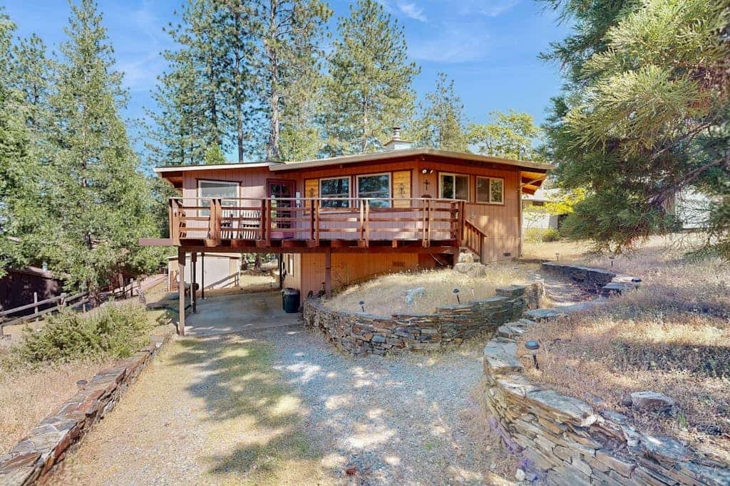 Whimsical dog-friendly cabin with fireplace & deck - close to Yosemite, skiing