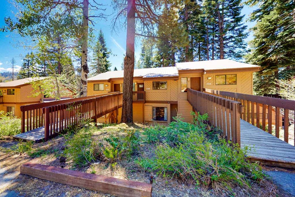 Mountain retreat near the lake & skiing with deck, shared pool & grill