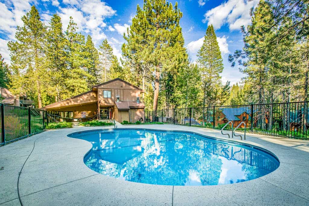 Mountain retreat near the lake & skiing with deck, shared pool & grill