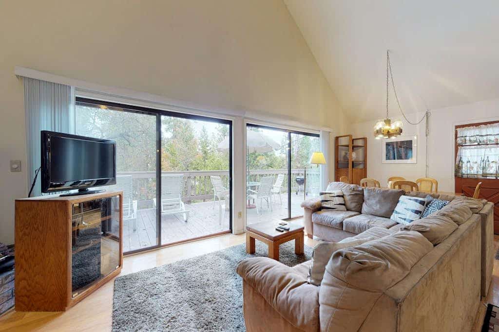 Cozy forest chalet with free WiFi, wood fireplace, pool, golf & beach access