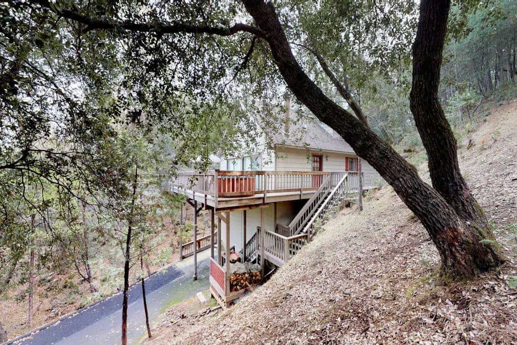 Cozy forest chalet with free WiFi, wood fireplace, pool, golf & beach access