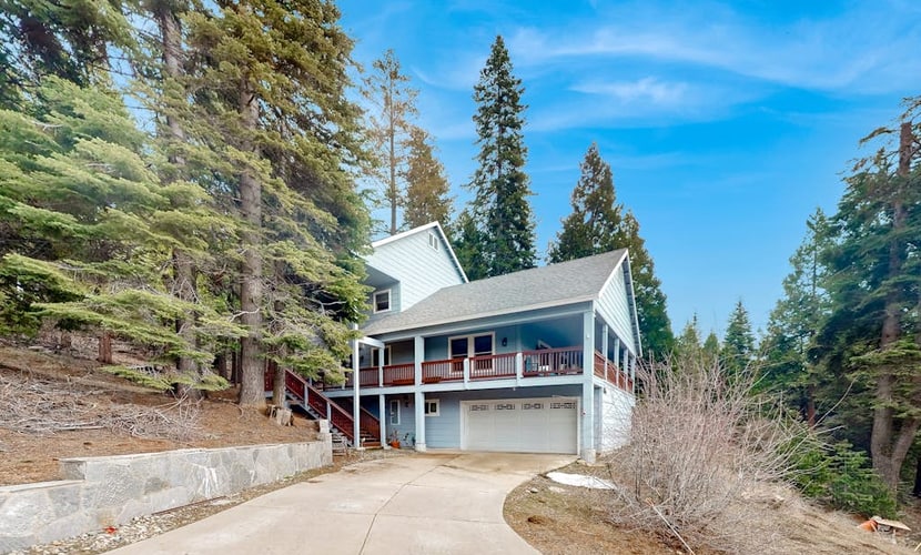 Dog-friendly private cabin with pool table, jetted tub, deck, streaming, W/D, AC