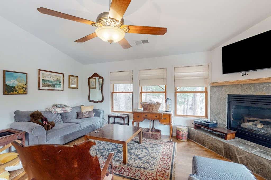 Dog-friendly private cabin with pool table, jetted tub, deck, streaming, W/D, AC