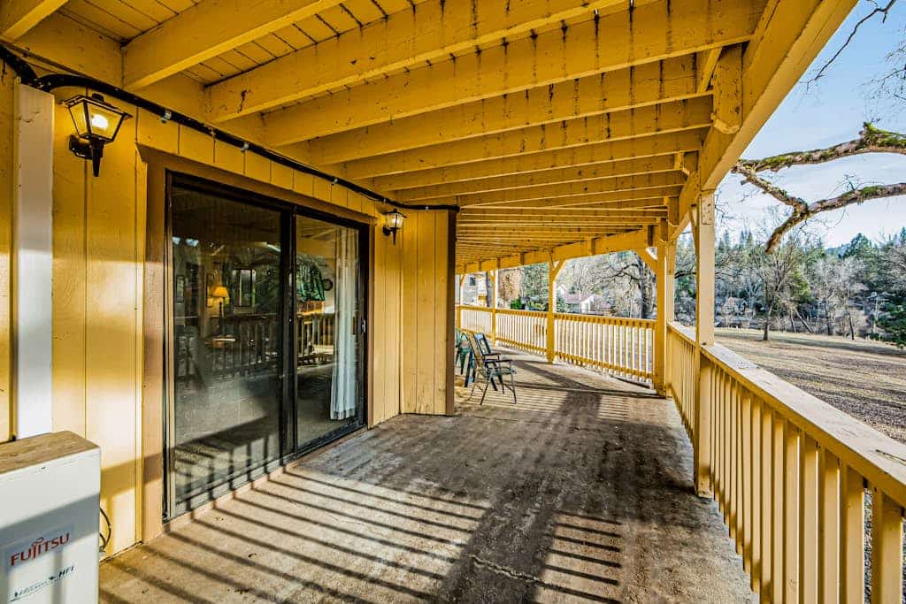 Unique retreat near the lake w/game room, two spacious decks, WiFi - 2 dogs OK