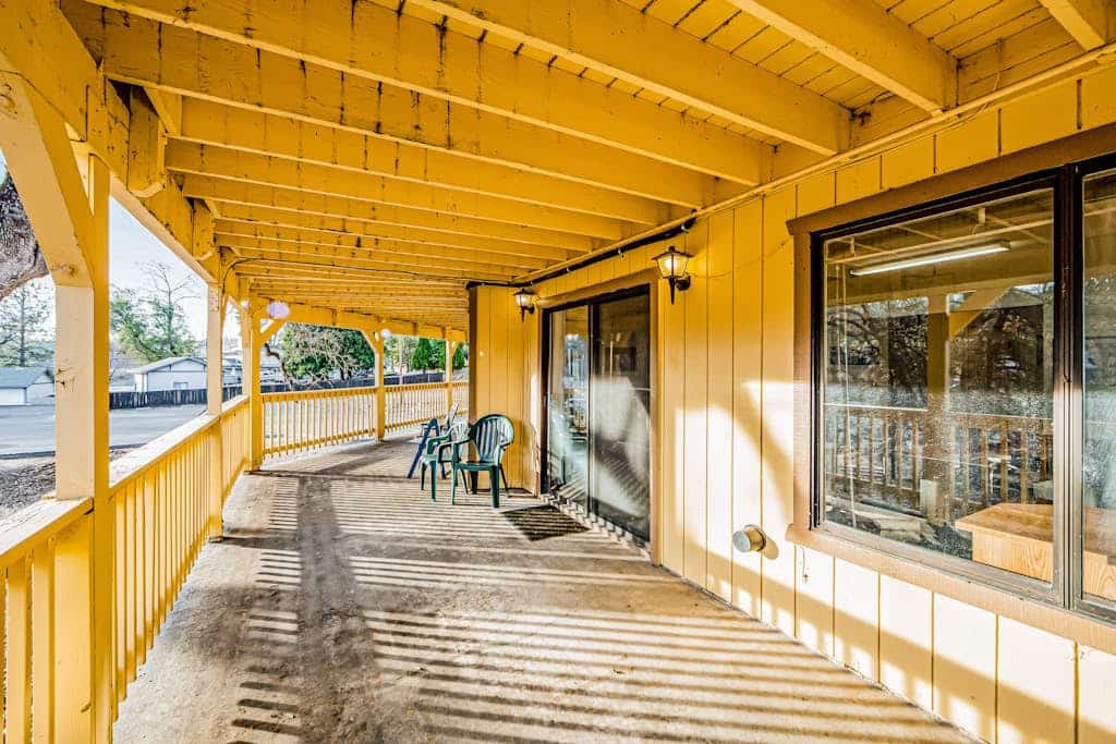 Unique retreat near the lake w/game room, two spacious decks, WiFi - 2 dogs OK