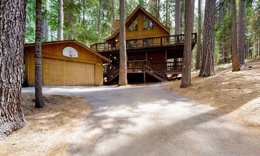 Mountain view cabin with private hot tub, fireplace, deck, & pool table