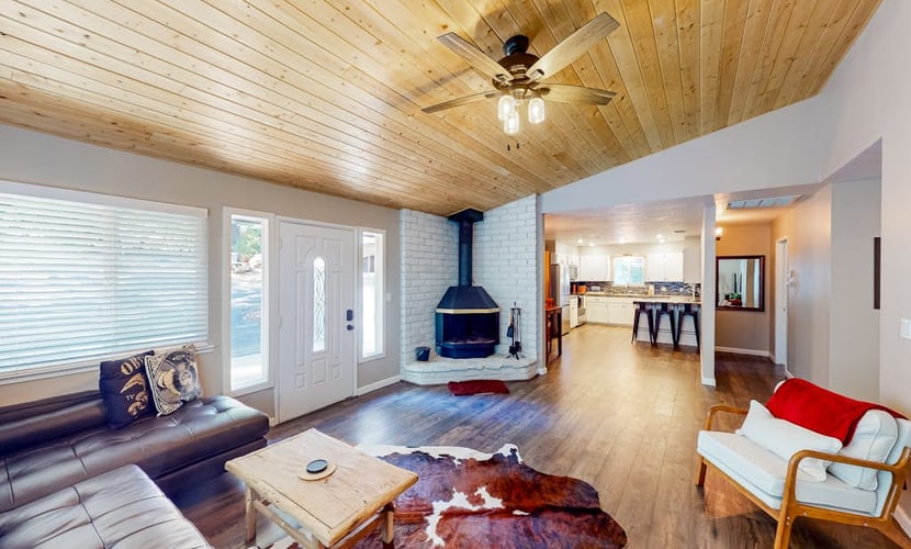 Charming, dog-friendly retreat with a fireplace, modern kitchen, & washer/dryer