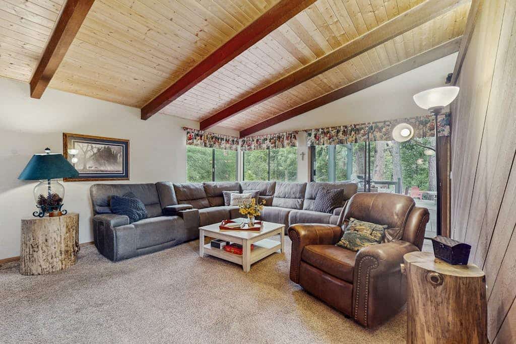 Family-friendly mountain retreat w/large wood deck, gas grill, fireplace