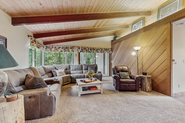 Family-friendly mountain retreat w/large wood deck, gas grill, fireplace