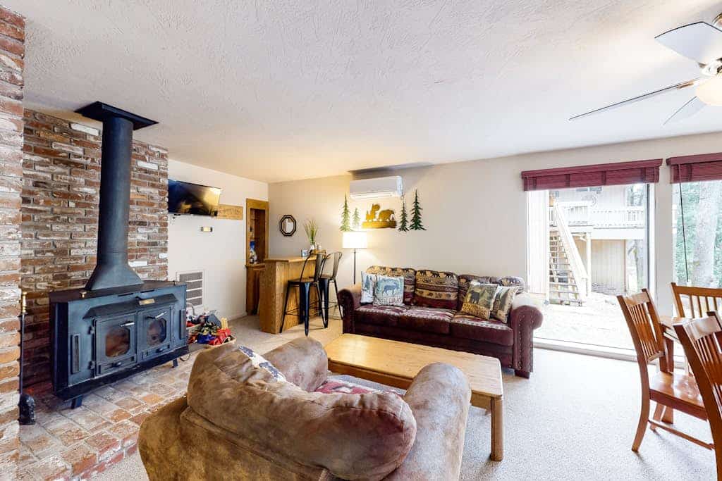 Home with private hot tub & fireplace - walk to beach, two dogs OK