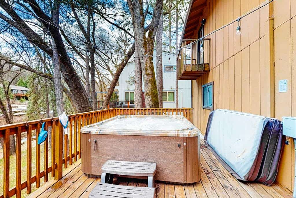 Home with private hot tub & fireplace - walk to beach, two dogs OK