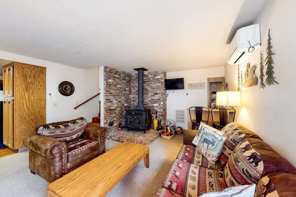 Home with private hot tub & fireplace - walk to beach, two dogs OK
