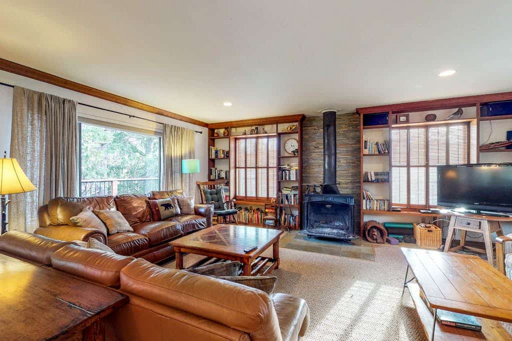 Charming lakefront home with free WiFi, fireplace & pool access - dog-friendly