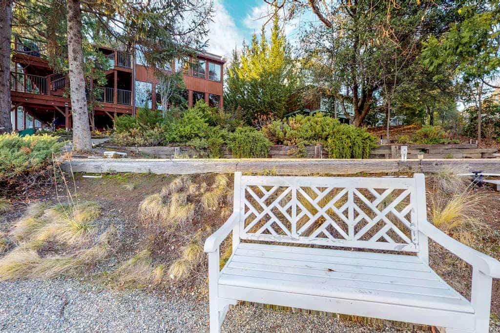 Charming lakefront home with free WiFi, fireplace & pool access - dog-friendly