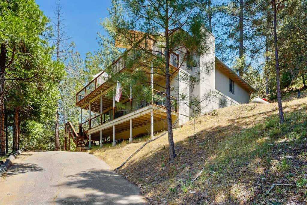 Modern home w/ peekaboo lake views, close to marina, two fireplaces, & WiFi