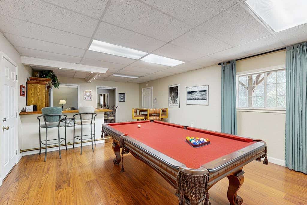 Family friendly house w/ pool table - access to a shared pool and tennis court