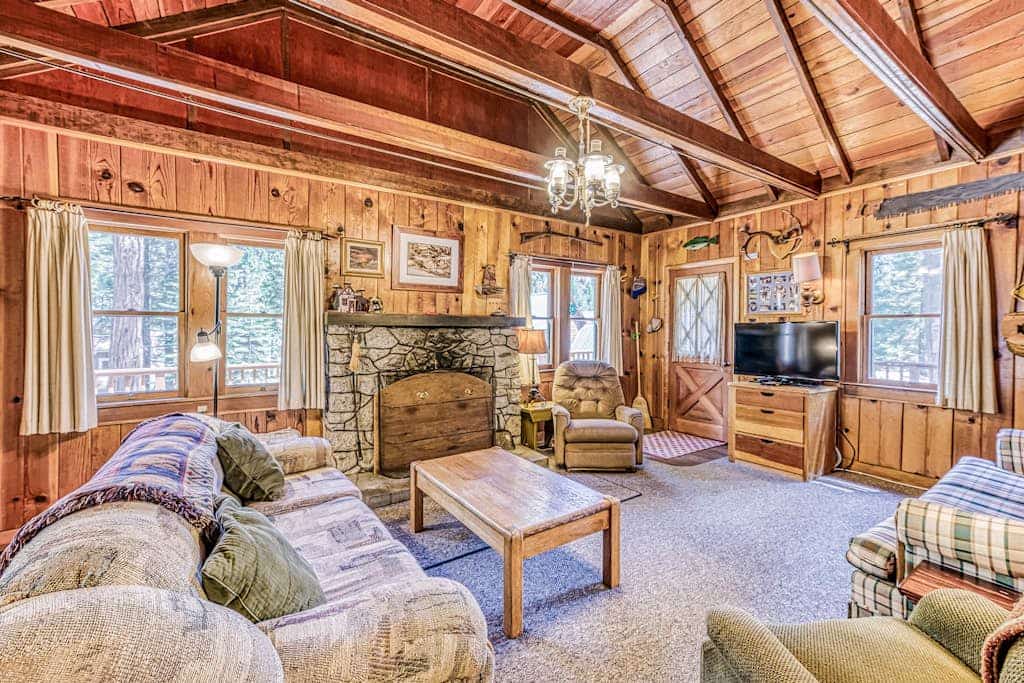 Cozy cabin in the trees with deck, grill, wood-burning fireplace, WiFi, & W/D