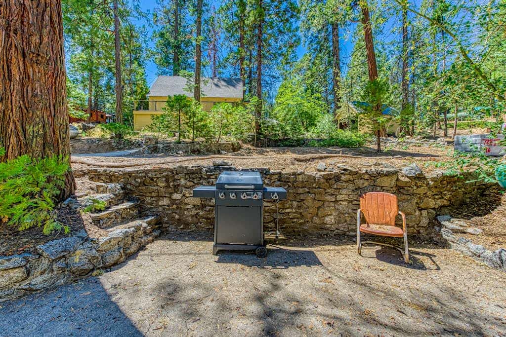 Cozy cabin in the trees with deck, grill, wood-burning fireplace, WiFi, & W/D