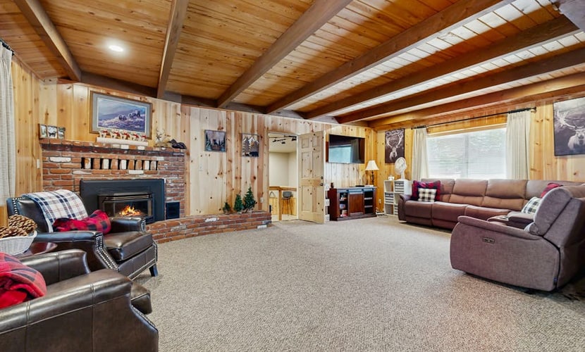 Cozy family friendly cabin with fireplace, pool table, washer & dryer and WIFI