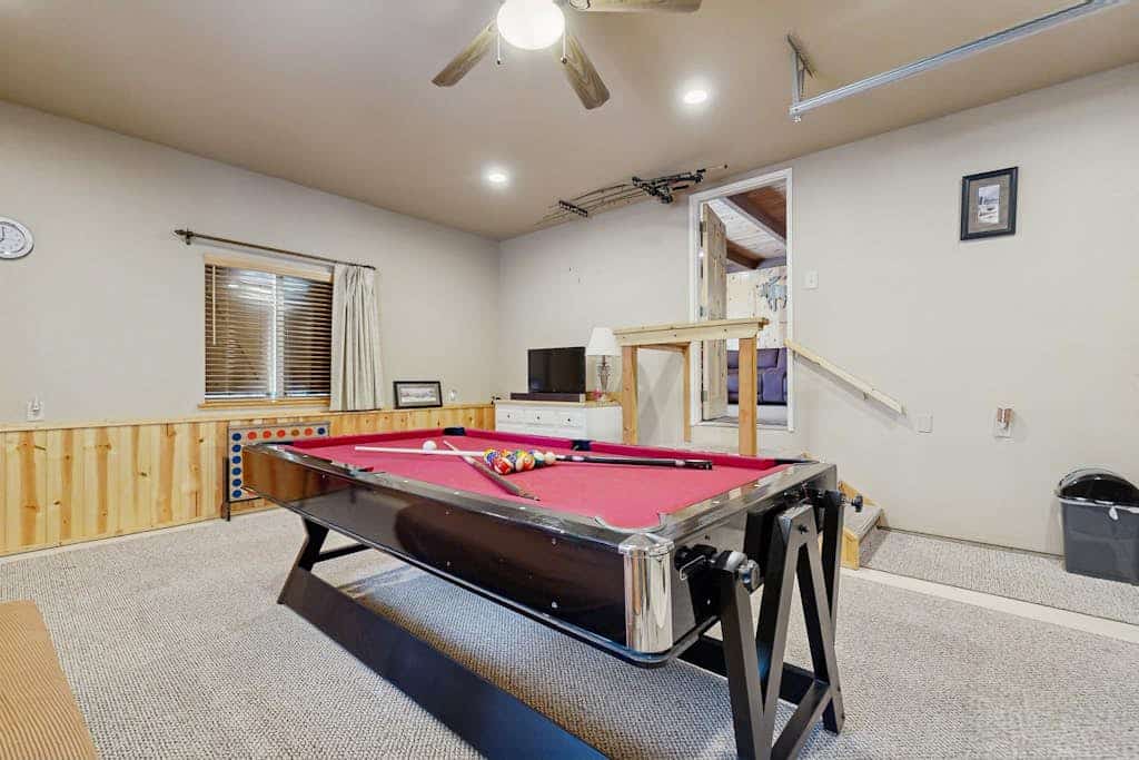 Cozy family friendly cabin with fireplace, pool table, washer & dryer and WIFI