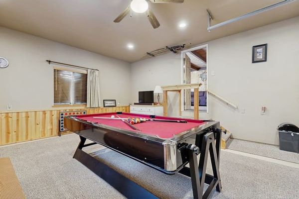 Cozy family friendly cabin with fireplace, pool table, washer & dryer and WIFI