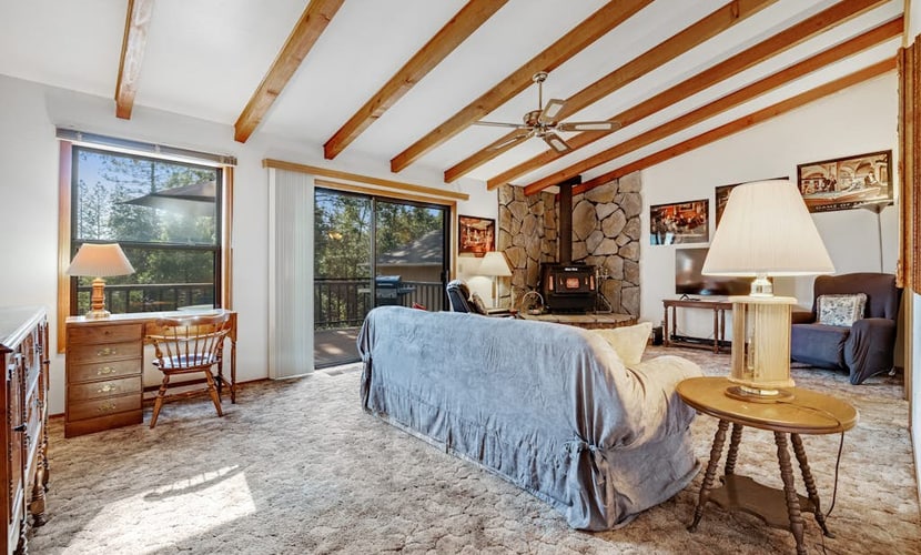 Classic dog-friendly home near Yosemite with large deck, central AC, & WiFi