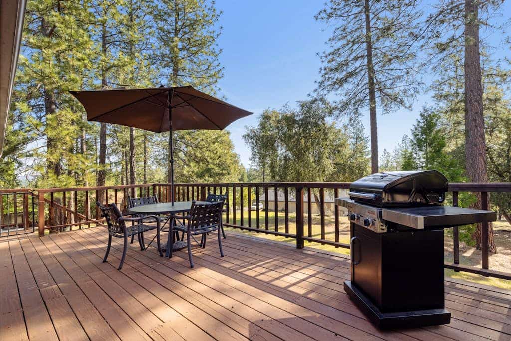 Classic dog-friendly home near Yosemite with large deck, central AC, & WiFi