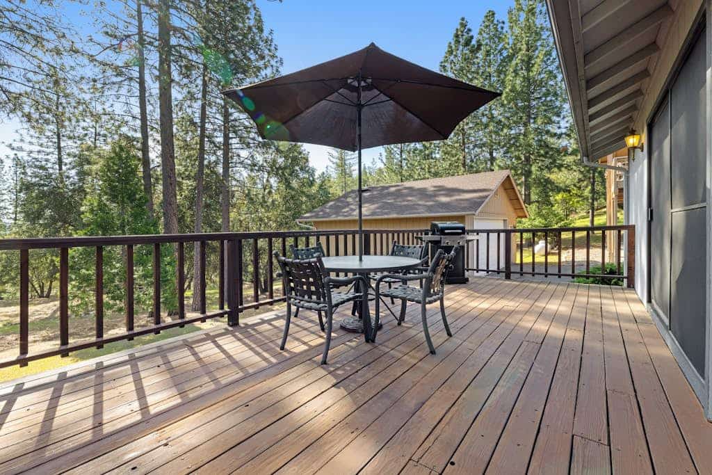 Classic dog-friendly home near Yosemite with large deck, central AC, & WiFi