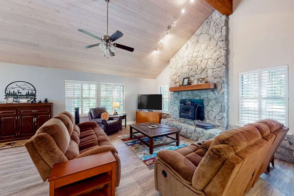Spacious 3BR Ockenden Retreat w/ Loft, W/D, & Large Deck, & Grill