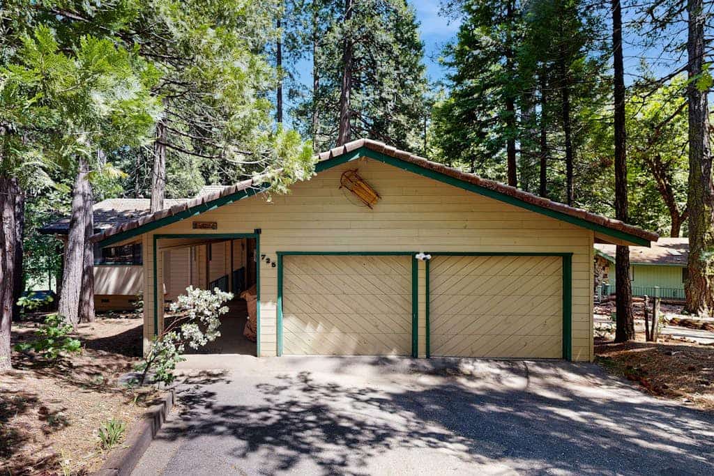Spacious dog-friendly home with scenic deck & W/D - near golf
