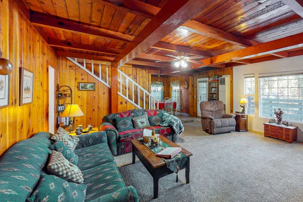 Spacious dog-friendly retreat w/large wood deck, gas grill - near Shaver Lake