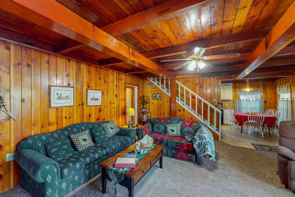 Spacious dog-friendly retreat w/large wood deck, gas grill - near Shaver Lake